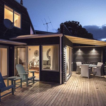 Chester Cottage Beachfront Oakura Екстер'єр фото