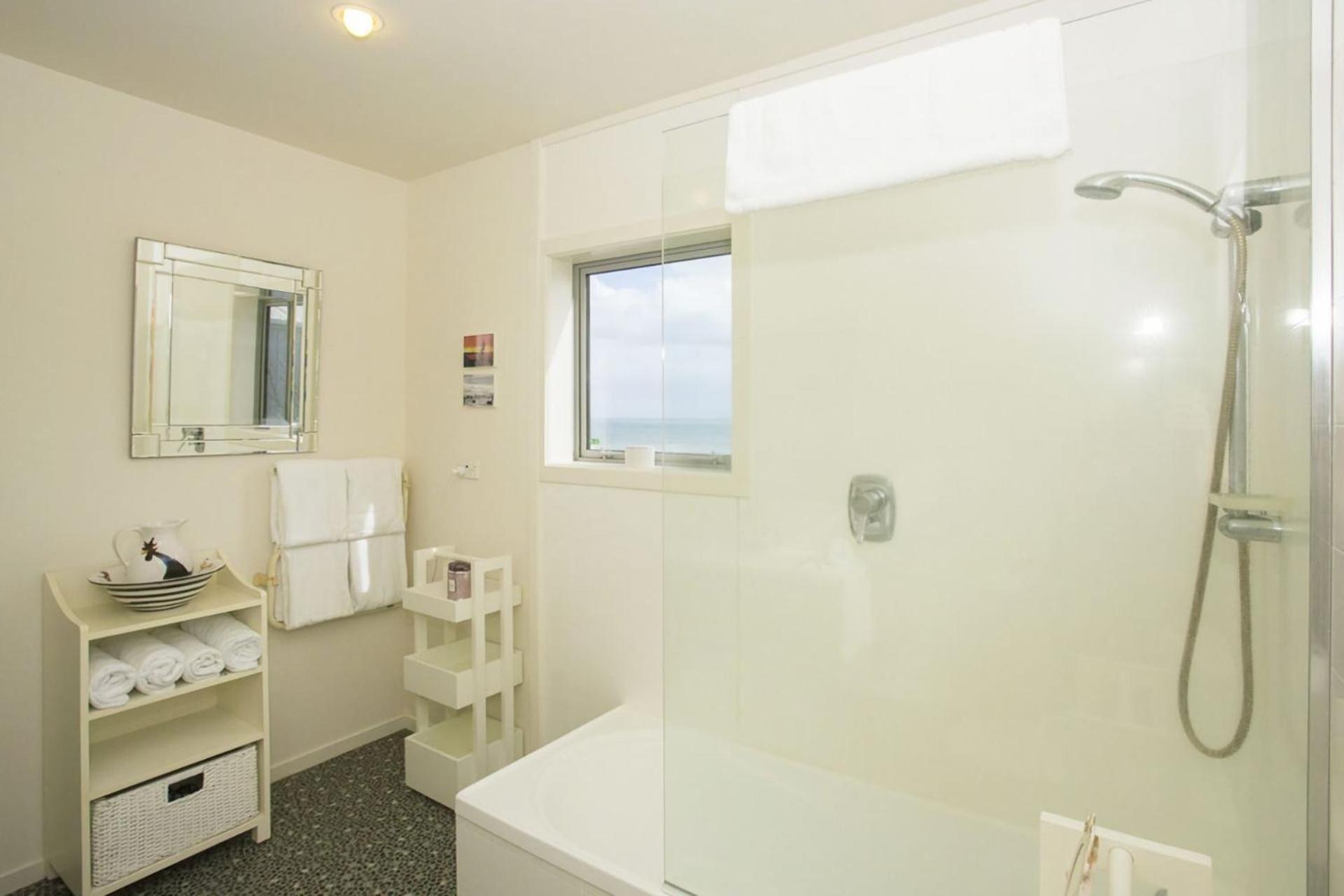 Chester Cottage Beachfront Oakura Екстер'єр фото