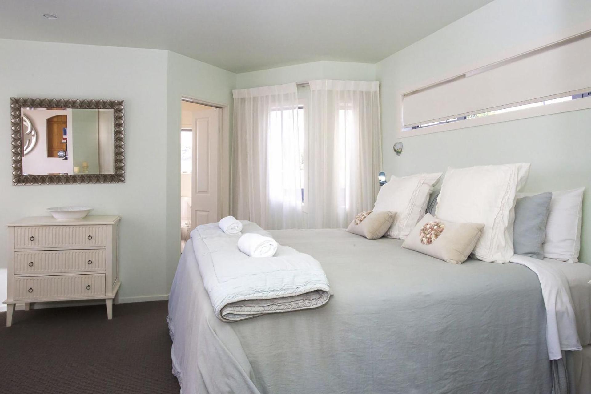 Chester Cottage Beachfront Oakura Екстер'єр фото