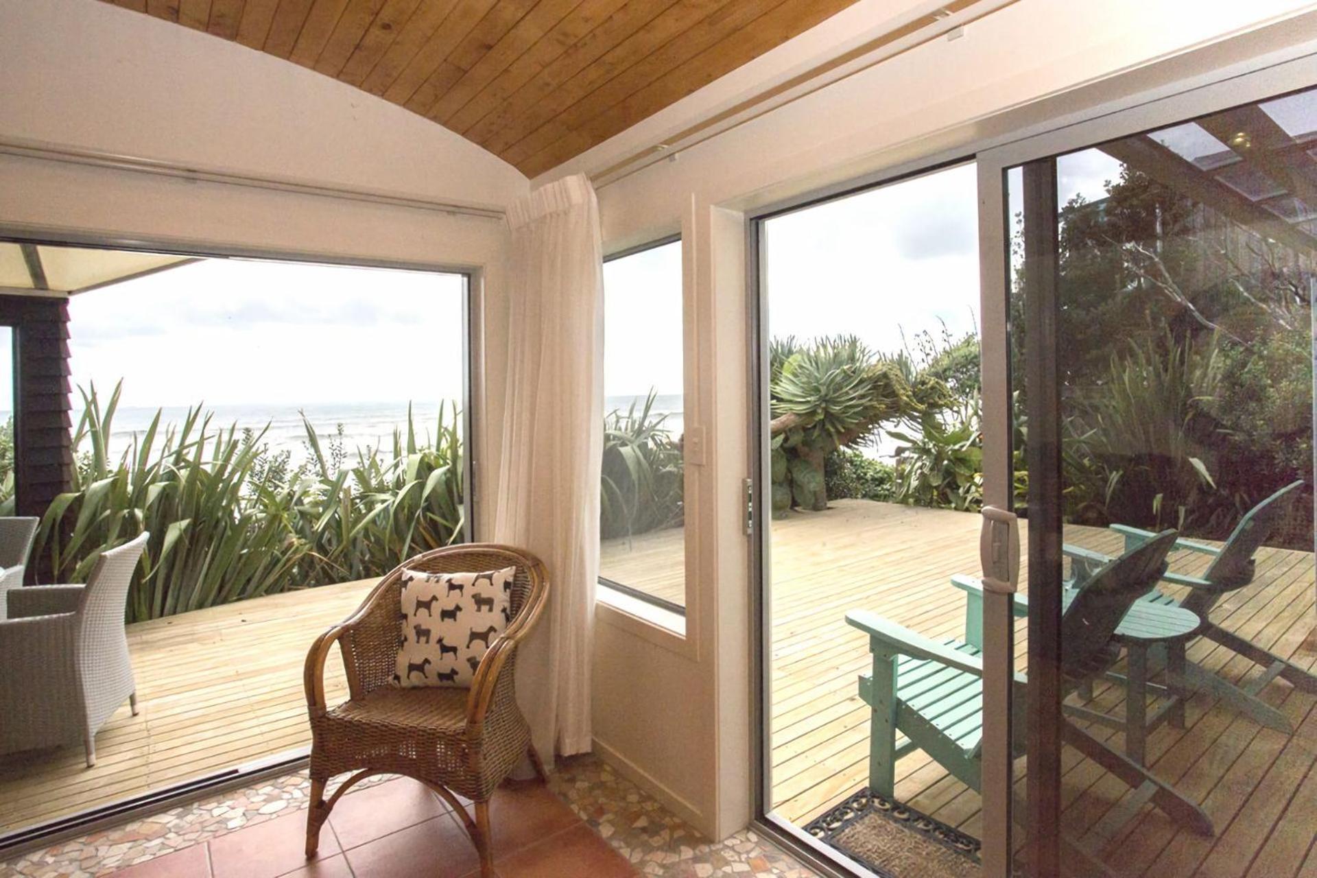 Chester Cottage Beachfront Oakura Екстер'єр фото