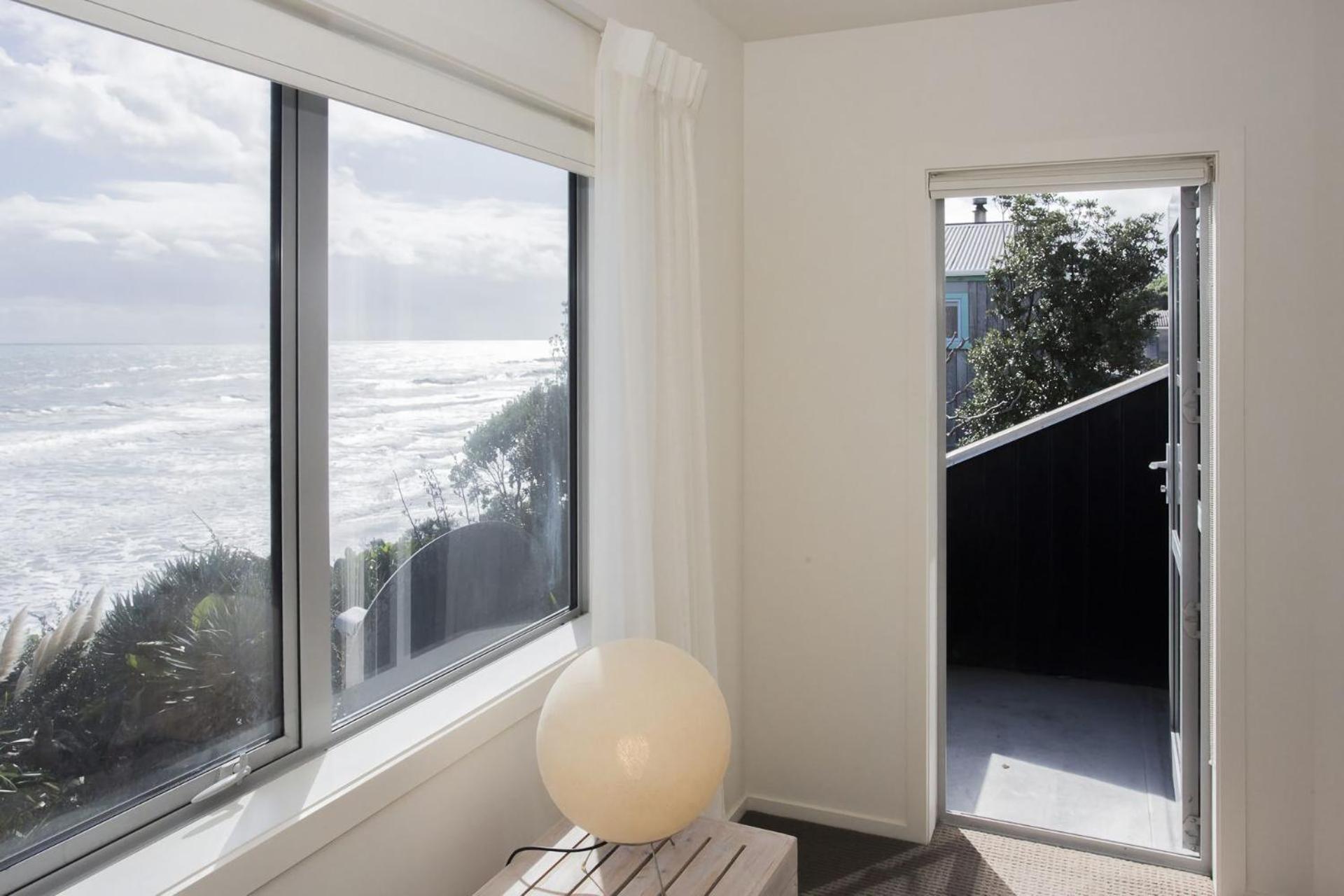 Chester Cottage Beachfront Oakura Екстер'єр фото